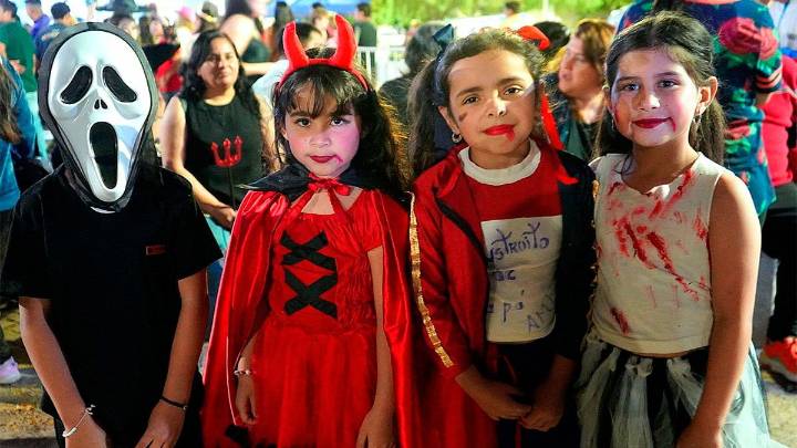 “La Banda Nocturna” reunió a cientos de familias en una noche de disfraces y emprendedores