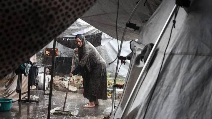 "Vamos a perder vidas": Lluvias de invierno vuelven aún más desesperada la situación de la población en Gaza