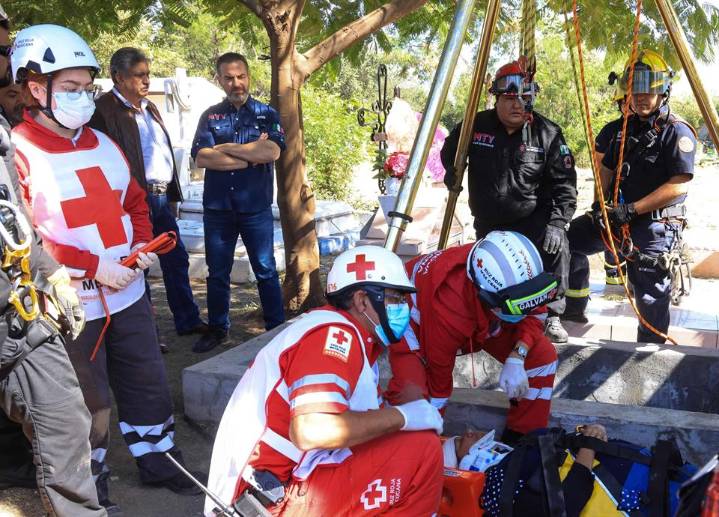 Supervisa Adrián rehabilitación y limpieza de panteones