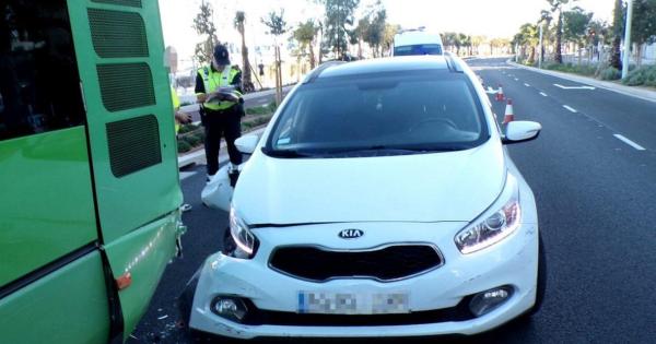 Choca contra un bus de la EMT tras intentar adelantarlo en una parada del Passeig Marítim