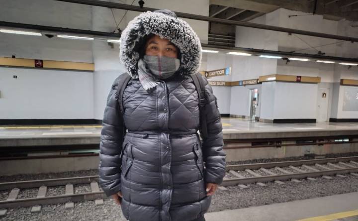 Capitalinos enfrentan el primer gran descenso de temperatura con abrigos y bufandas