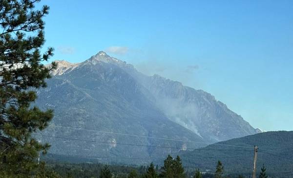 El incendio en El Pedregoso sigue activo y ya trabajan más de 180 brigadistas