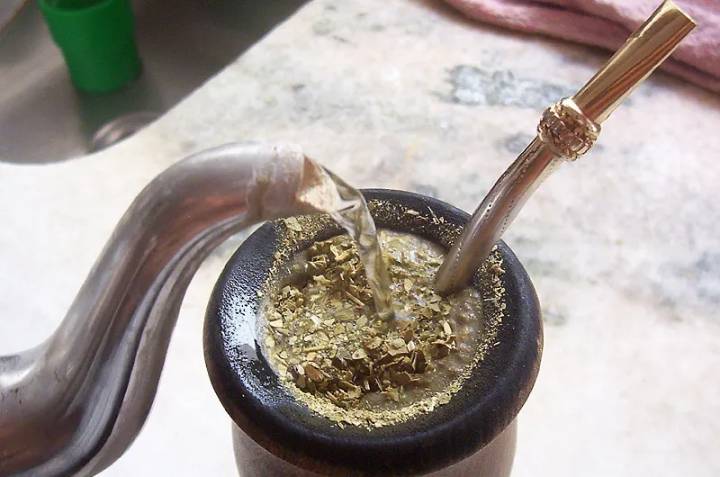 El calor llegó con todo a Santiago del Estero y muchos se preguntan: ¿El mate hidrata o deshidrata?