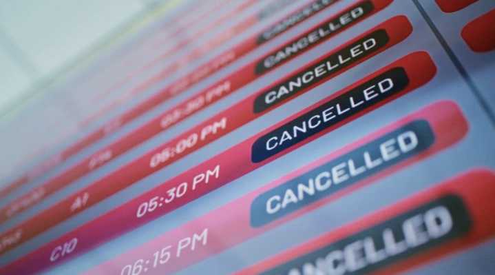 Cierre de gobierno de EU: cancelan más de 800 vuelos por la falta de controladores aéreos