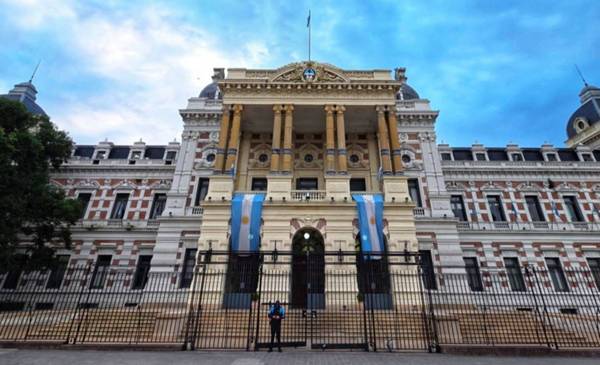 Más gremios de estatales piden reabrir las paritarias en la Provincia