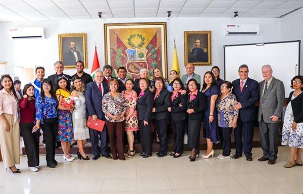 RECONOCEMOS A PROMOTORES DEL ARTE Y LA CULTURA TACNEÑA