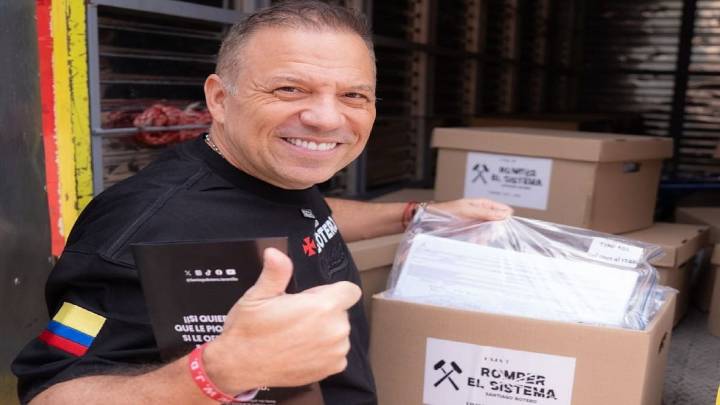 Santiago Botero entregó a la Registraduría las firmas de su candidatura presidencial