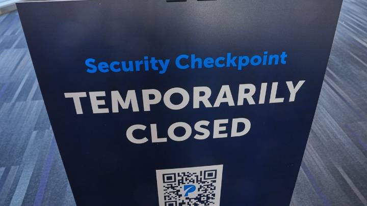 FAA reduce tráfico aéreo en 10% en 40 mercados de alto volumen durante cierre de gobierno