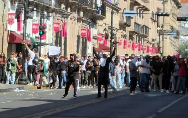 Chocan estudiantes y policías tras marcha en Morelia