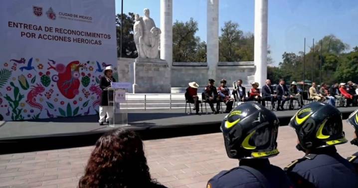 Brugada entrega insignias ‘Yaotl’ a personal que atendió emergencias recientes en CDMX
