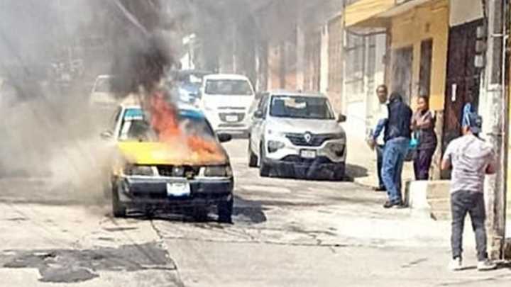 Taxi se Quema Mientras Circulaba en Calles de Córdoba, Veracruz