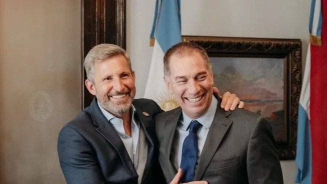Santilli debutó como ministro del Interior: viaje a Entre Ríos y foto con Rogelio Frigerio
