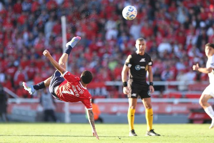 Chilena, volea y tiro largo. Tres argentinos entre los golazos del año candidatos a los premios Puskás