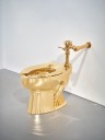 Un inodoro de oro del artista Maurizio Cattelan se vende por 12,1 millones en subasta