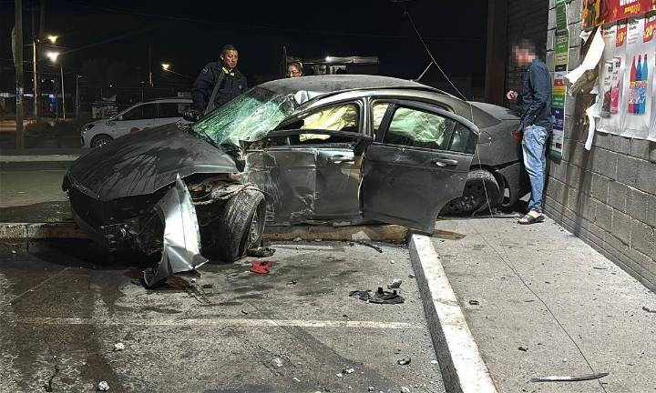 Saltillo: ebrio conductor destroza su auto tras impactarse contra poste y es detenido