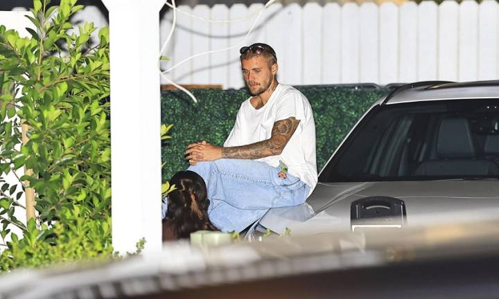 A un hombre se le averió su auto y sorprendentemente llegó Justin Bieber al rescate (+Video) 21 de noviembre de 2025 | Espectáculos El cantante de 31 años se volvió viral por acudir al rescate de un h