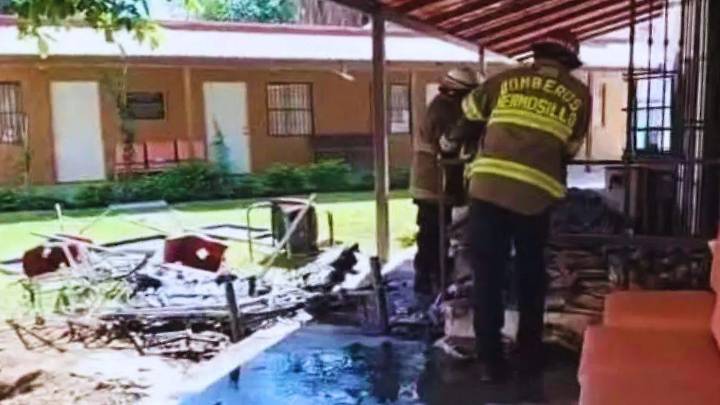 Bomberos de Hermosillo apoyan en incendio de bodega del DIF en Ures