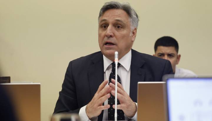 Defensa de Pardow cuestiona fondo de la acusación constitucional y justifica ausencia del exministro a comisión