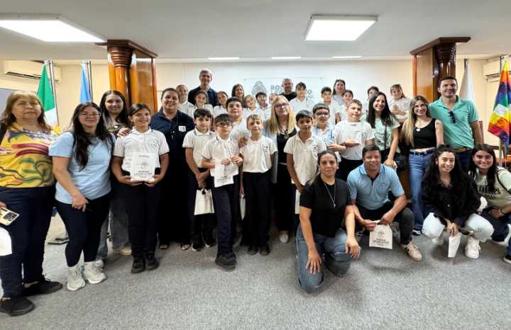 Delgado recibió a alumnos de la UEGP 152 de Hermoso Campo y subrayó el rol formativo de “La Legislatura y la Escuela”