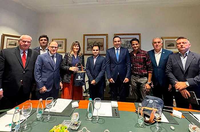 En Nueva Delhi, Valdés expuso el potencial maderero de Corrientes