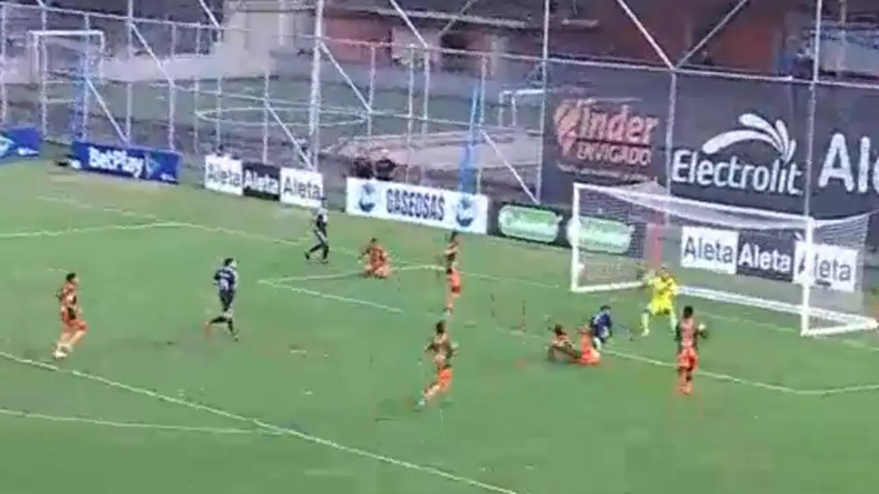 La acción 'temeraria' que terminó en penalti para el Medellín y dejó un expulsado en Envigado