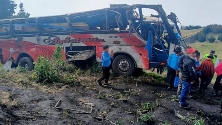 Un micro de pasajeros cayó por un abismo: 12 personas murieron y 10 resultaron heridas