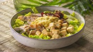 Dieta para bajar de peso: la receta de ensalada César con salsa casera más saludable y fácil
