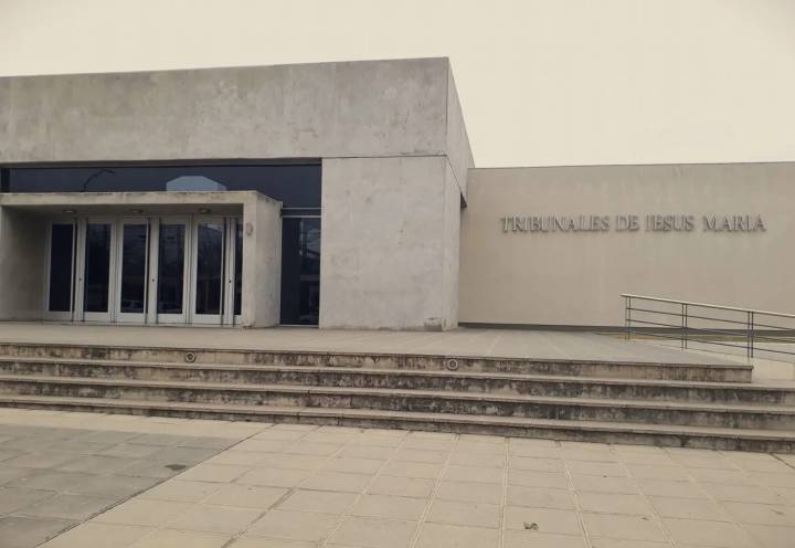 Un hombre que realizaba tareas de poda en los tribunales de Jesús María falleció tras caer de una escalera