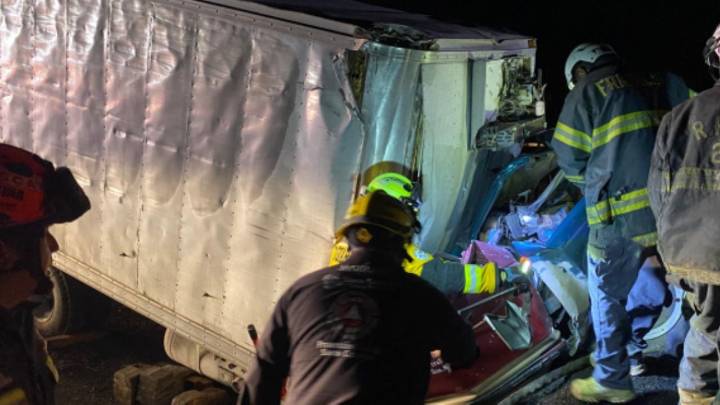 Camión con 4 toneladas de aguacate vuelca en García; hay 2 heridos