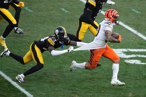 Steelers run past Bengals 34-12 but lose Aaron Rodgers to a left wrist injury