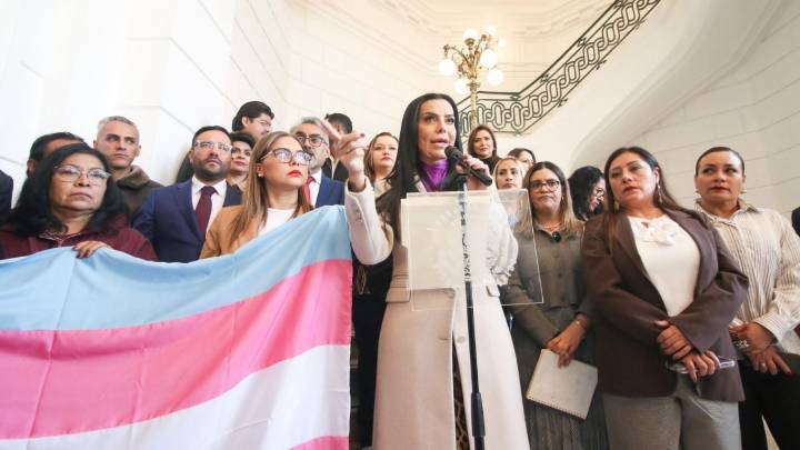 Morena rompe sesión por polémica en disculpa pública de América Rangel a activista trans