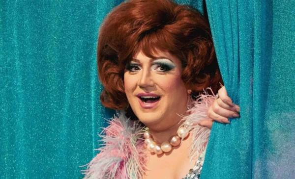 Así luce el pastelero de Masterchef Damián Betular en su personaje para la obra Hairspray