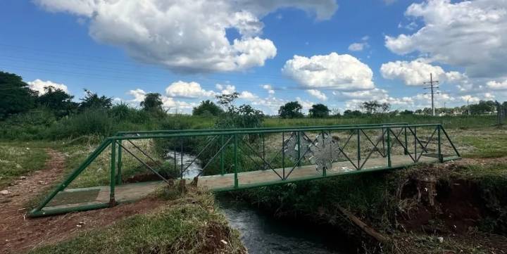 El Municipio instaló un nuevo puente peatonal en el barrio San Jorge