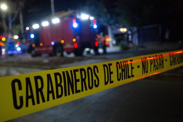 Auto choca contra un árbol y se vuelca en Las Condes: tres ocupantes huyeron y una mujer está en riesgo vital