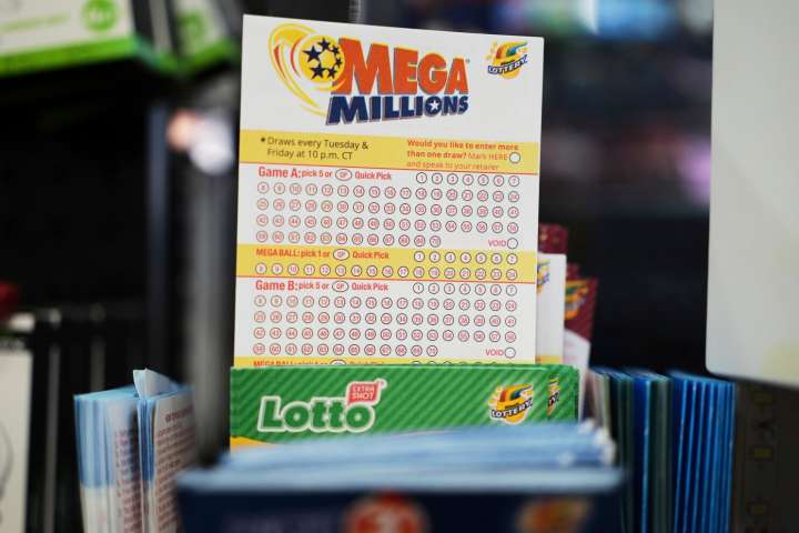 El premio mayor de Mega Millions asciende a casi mil millones de dólares tras otro sorteo sin ganador.