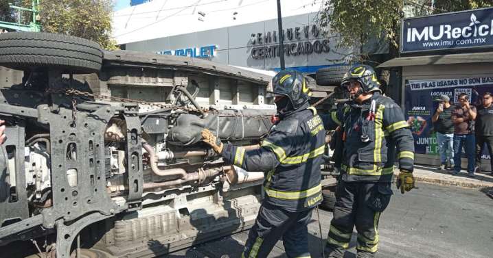 Choque provoca volcadura de ambulancia en pleno Centro de CDMX: hay tres lesionados
