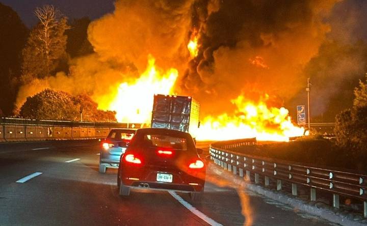 Explosión de pipa en la Autopista México - Puebla: Vialidad cerrada en ambos sentidos