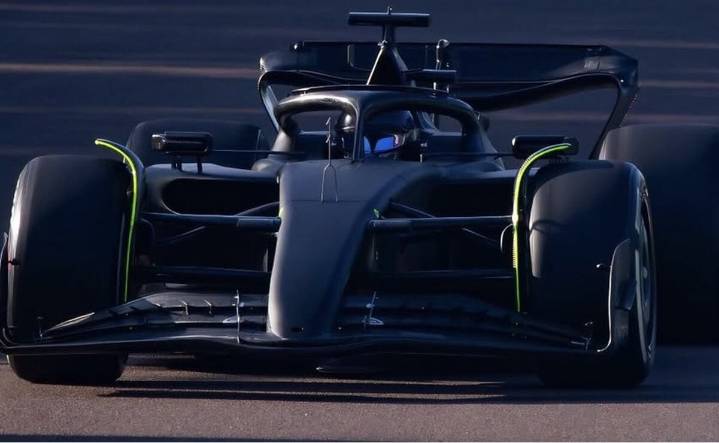 Checo Pérez corre por primera vez con Cadillac en un test en Imola