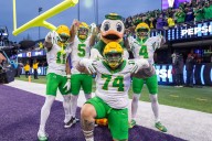 Oregon receiver makes amazing 1-handed catch (though it’s ruled incomplete)