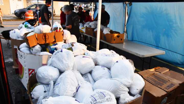House of Hope gives out over 1,600 Thanksgiving dinners