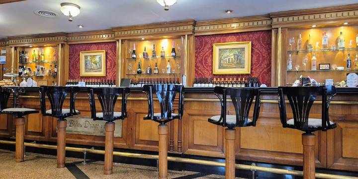 Cafetines de Buenos Aires: el bar notable que desafió la cuadrícula porteña y la historia secreta de la avenida Diagonal Norte