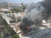 Incendio afecta a 3 cités en Santiago: decenas de bomberos combaten el siniestro