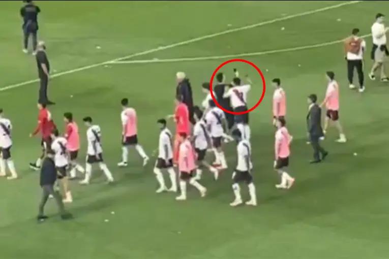 Tras perder con Boca, un jugador de River agredió a una persona dentro de la cancha