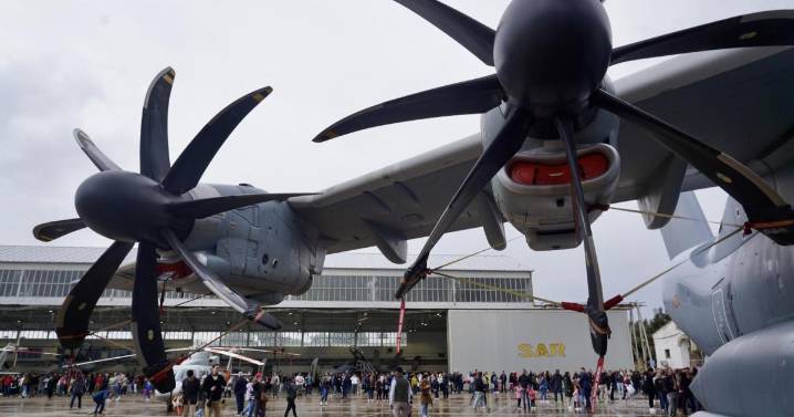 Unas 9.000 personas disfrutan de las jornadas en Son Sant Joan, según estimaciones de la base