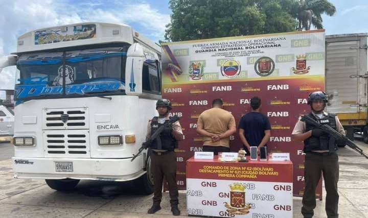 Arrestados tras hallazgo de droga en autobús