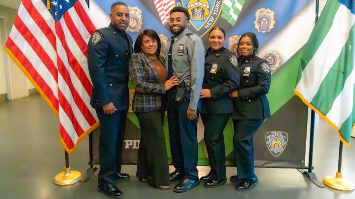 El legado de una policía boricua que inspiró cuatro vocaciones: todos sus hijos son oficiales de NYPD