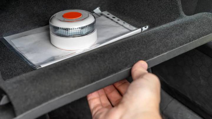 Atención, conductor: la AEPD advierte no dar nuestros datos personales al comprar la baliza V16