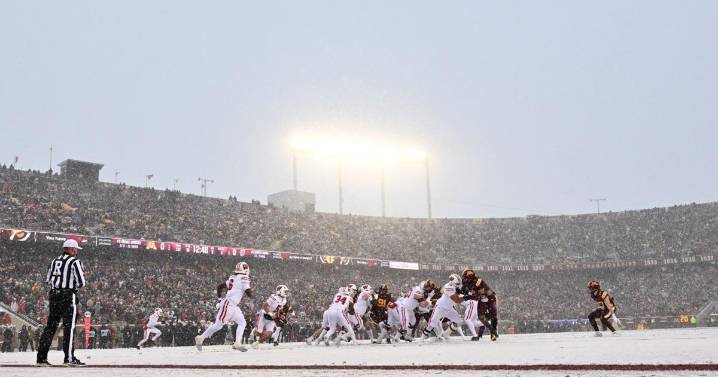 Minnesota keeps Paul Bunyan's Axe with a 17-7 win in the snow over Wisconsin