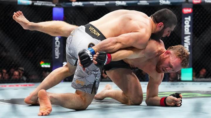 Aussie Jack Della Maddalena’s UFC welterweight title ripped away by Islam Makhachev at UFC 322