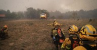 Un incendio forestal próximo a viviendas en Cervo, Lugo, obliga a desalojar a unos 40 vecinos